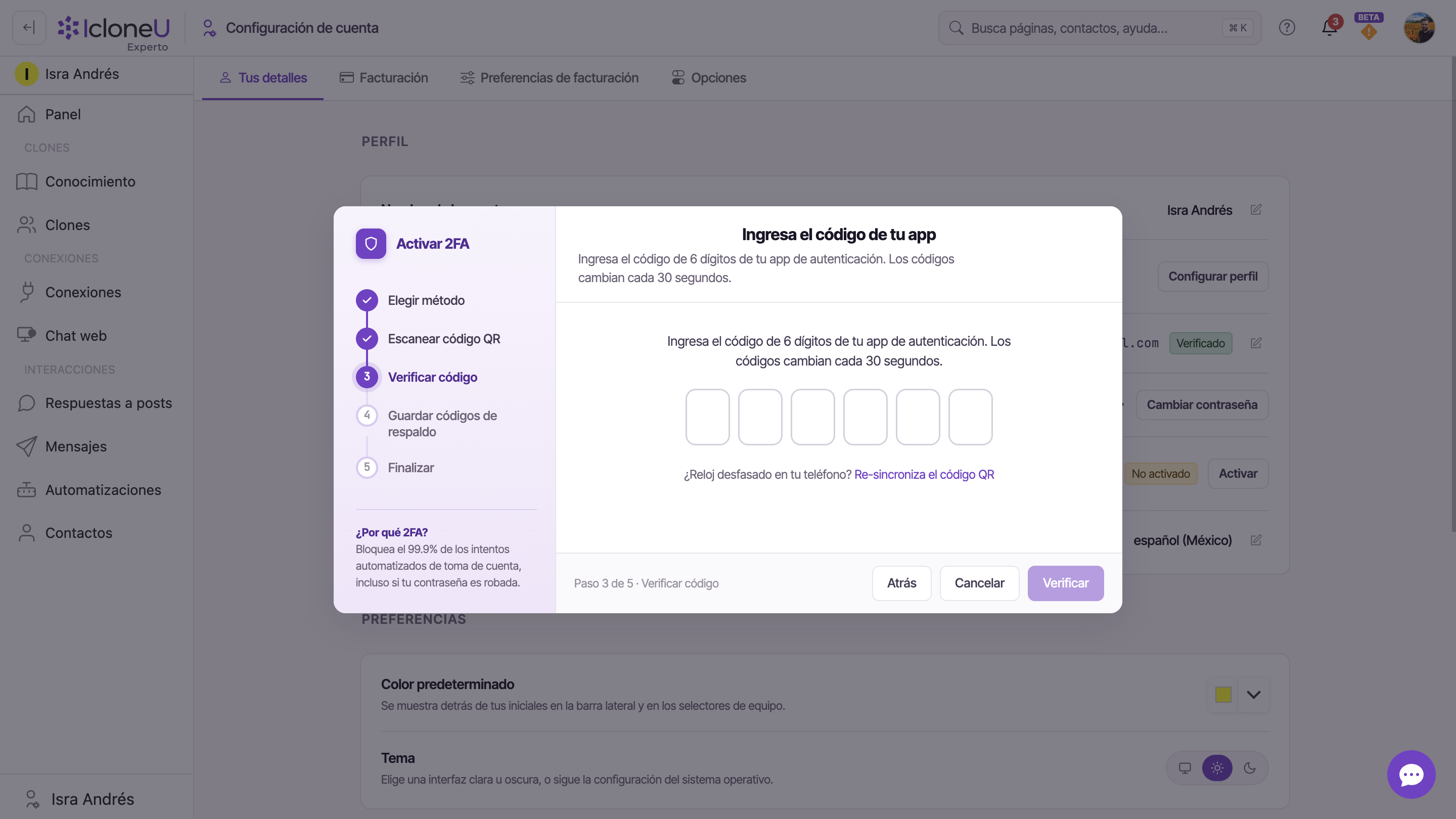 El paso Verificar código del asistente, con la entrada del código de seis dígitos y la barra de pasos a la izquierda mostrando Elegir método y Escanear código QR completados